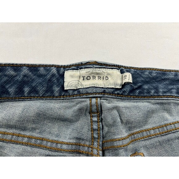 Torrid Blue Mid Rise Short Short Denim Rolled Distressed Jeans Shorts Sz 18 Hole - Picture 11 of 13